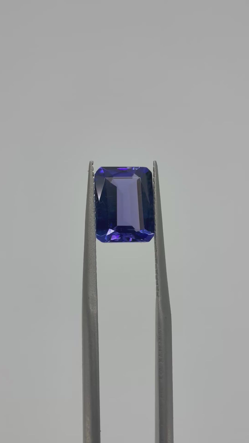 Violet Tanzanite, Emerald Cut, 2.61ct
