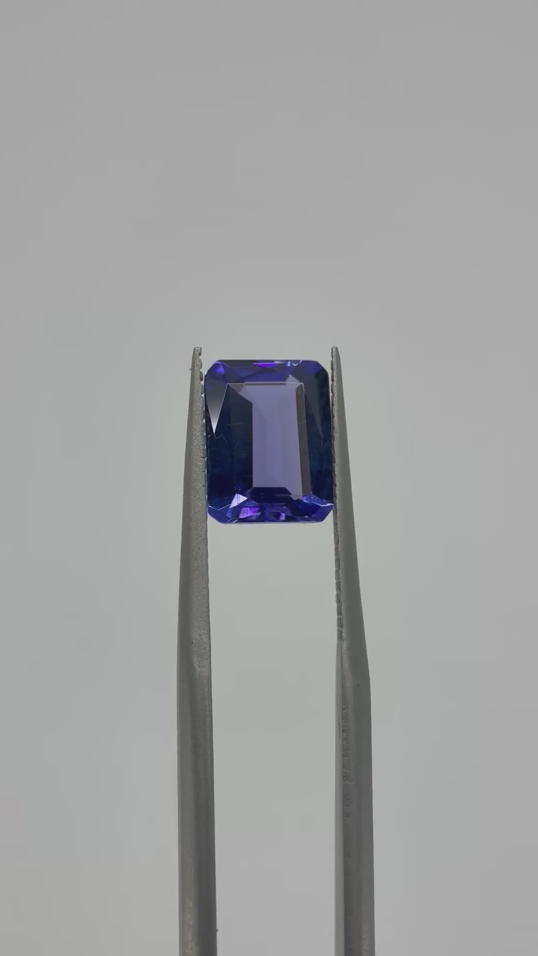 Violet Tanzanite, Emerald Cut, 2.61ct